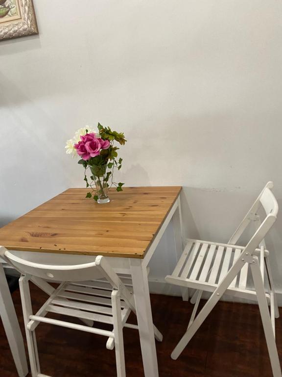 Apartment With Shared Bathroom
