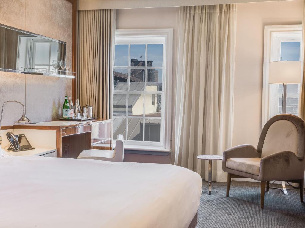 Deluxe Front Street King ADA