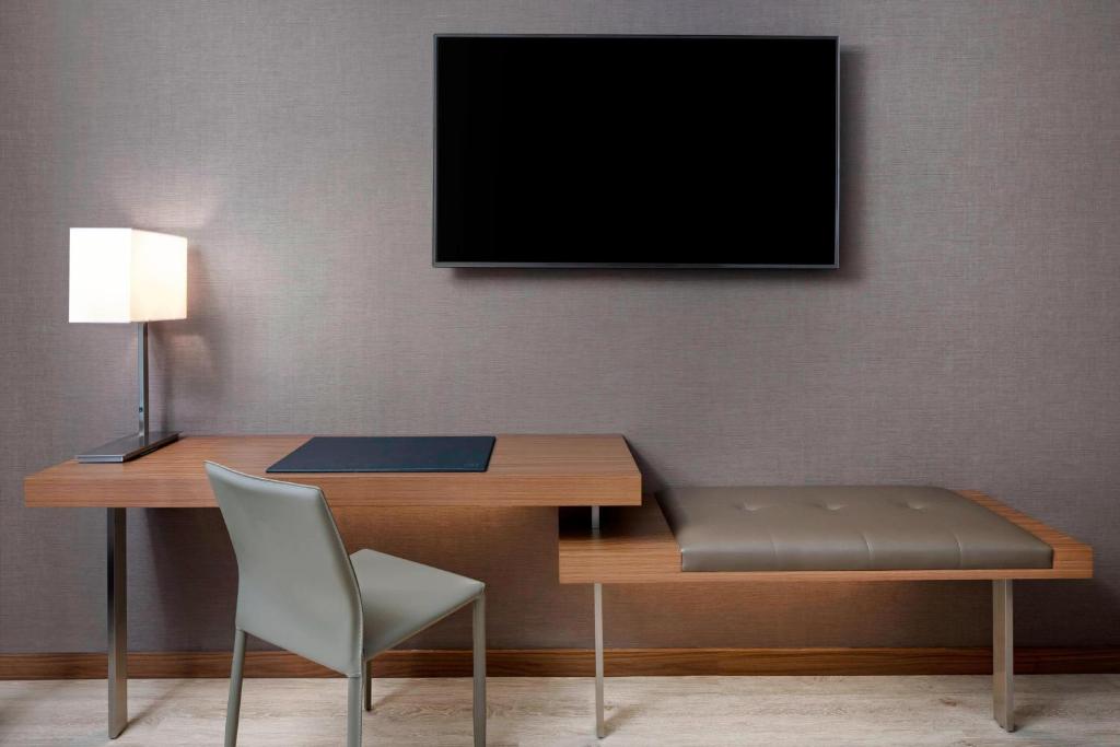 Double Room with Two Double Beds – River View – Non-Smoking