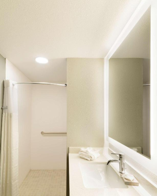 Queen Room with Mobility Accessible Walk-In Shower