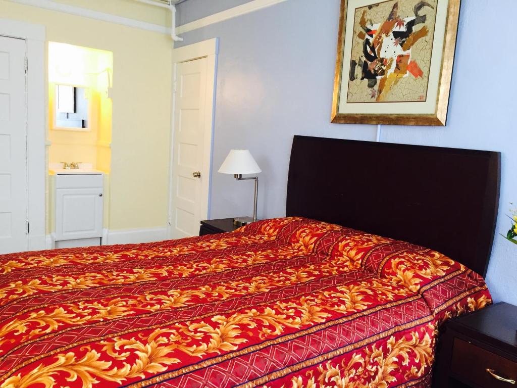 Standard Queen Room With Private bathroom