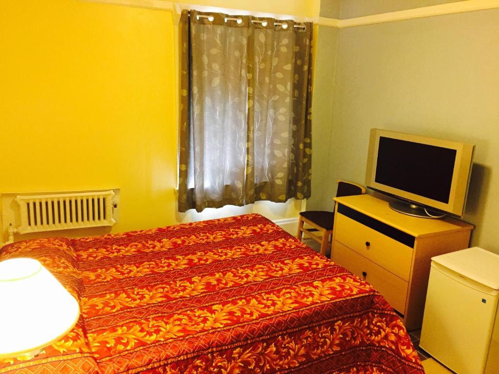 Standard Queen Room With Private bathroom