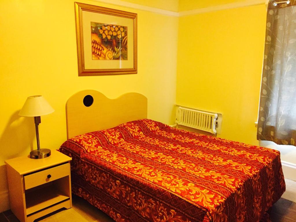 Standard Queen Room With Private bathroom