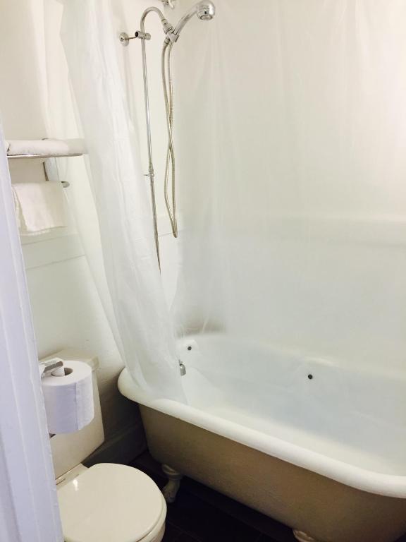 Standard Queen Room With Private bathroom