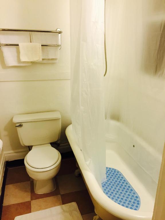 Standard Queen Room With Private bathroom