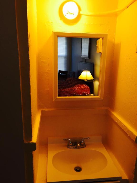 Standard Queen Room With Private bathroom