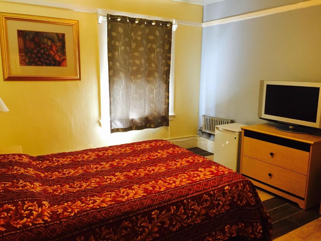 Standard Queen Room with Shared Bathroom