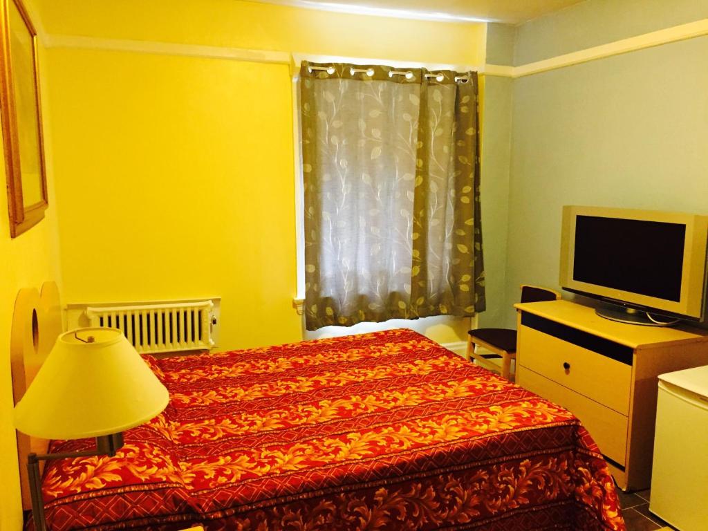 Standard Queen Room with Shared Bathroom