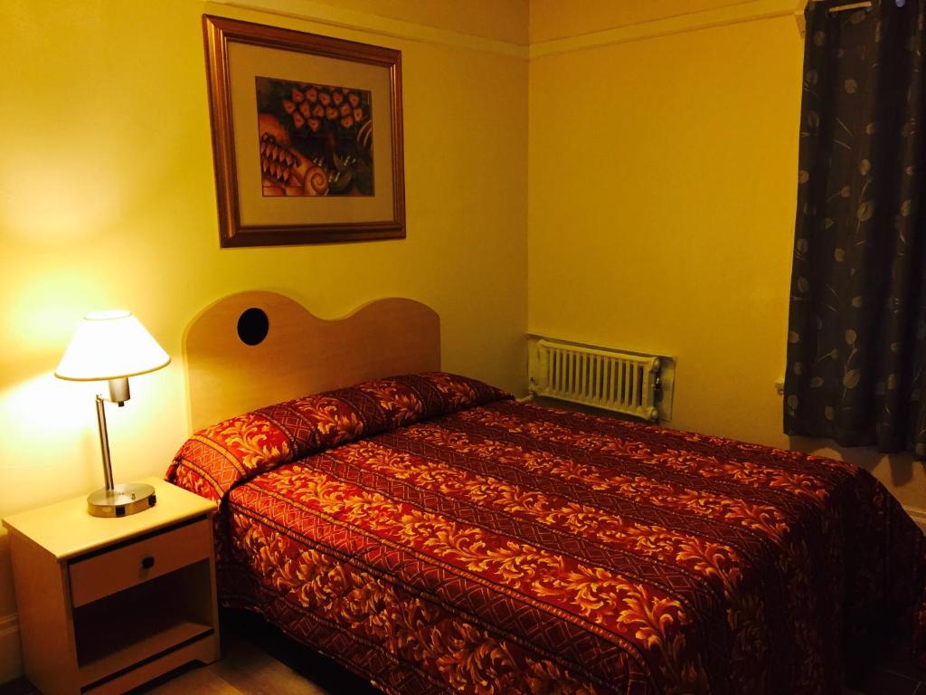 Standard Queen Room with Shared Bathroom