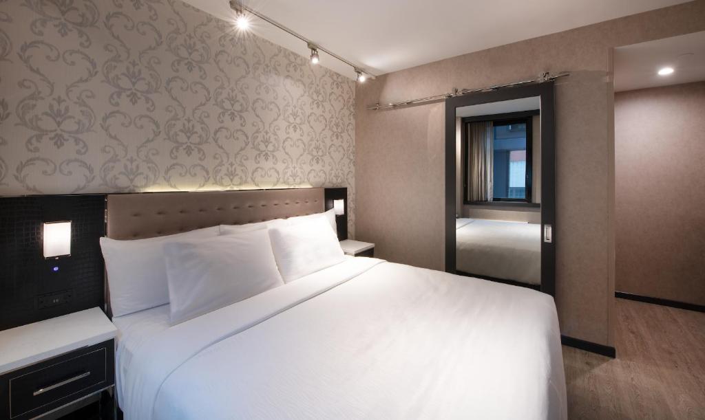 Deluxe King Balcony Guest Room