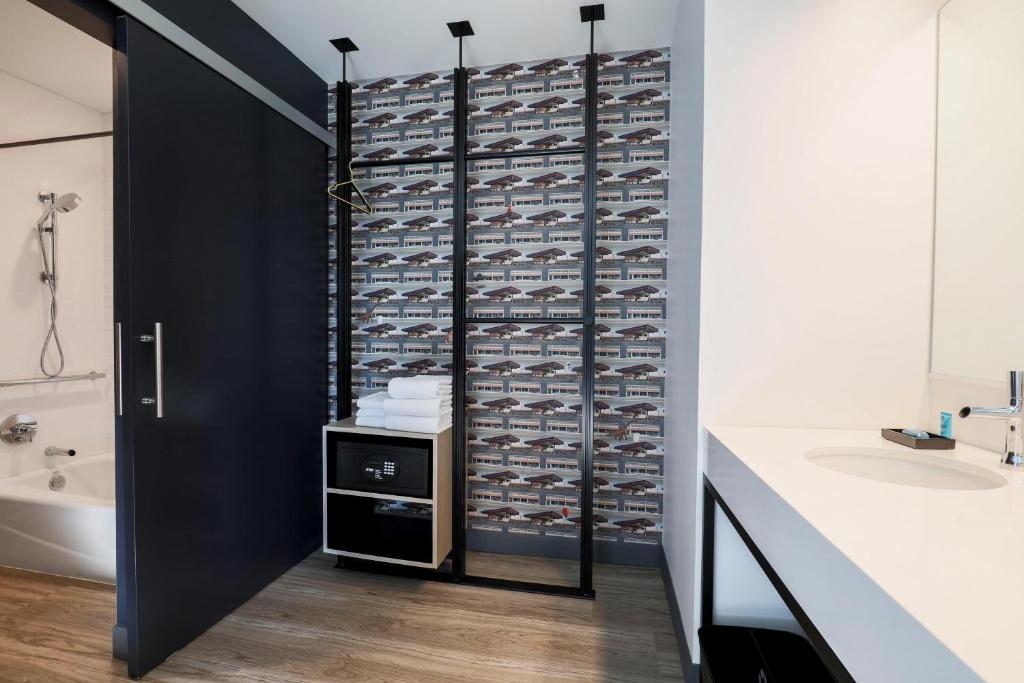 Aloft Guest room 1 King