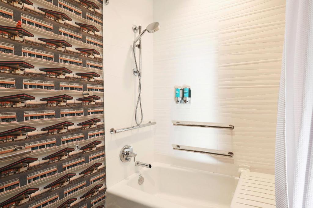 Aloft Guest room 1 King