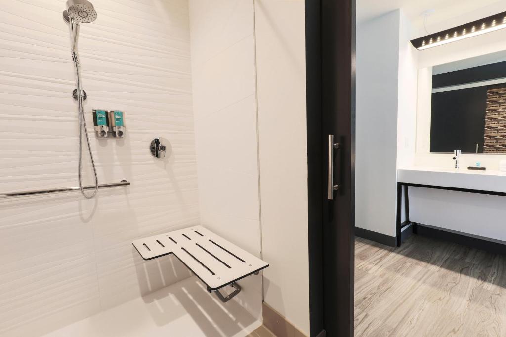 Aloft Guest room 2 Queen