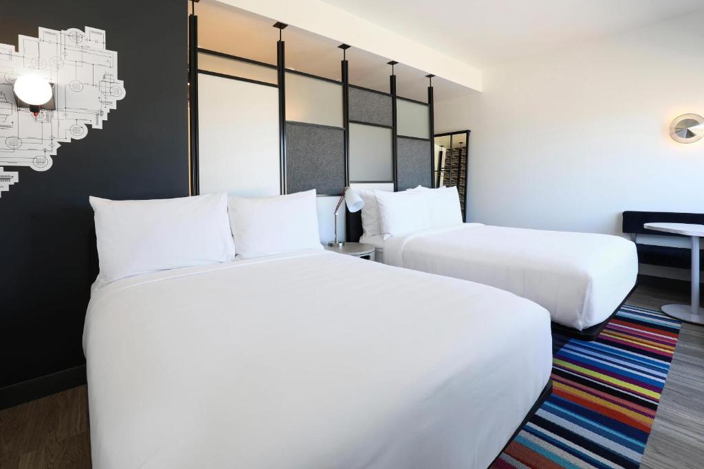 Queen Room with Two Queen Beds – Hearing Accessible