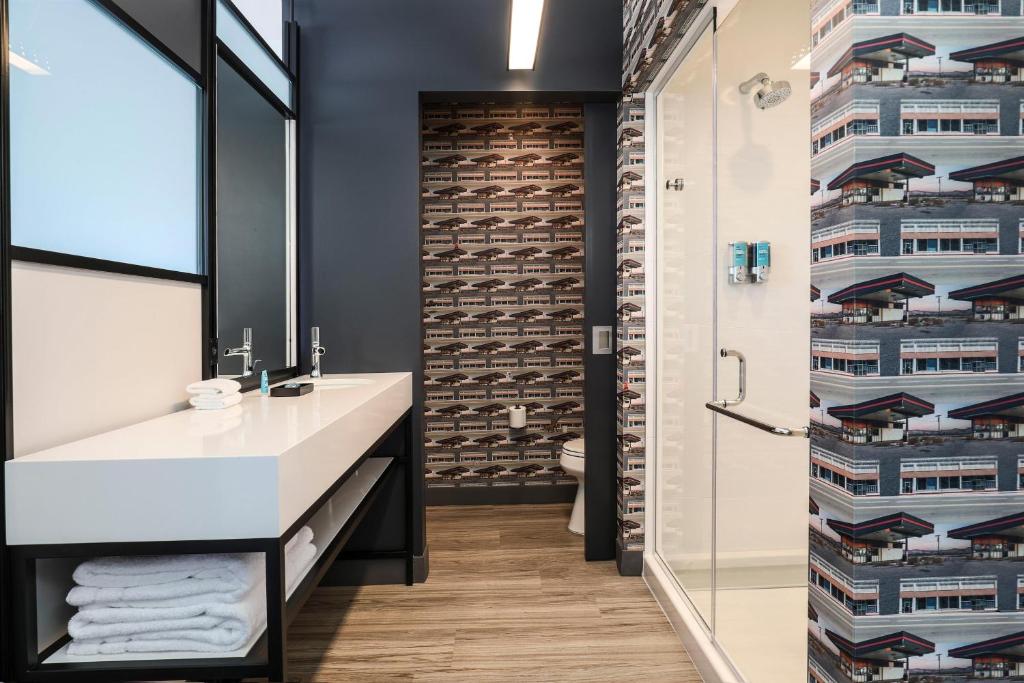 Queen Room with Two Queen Beds – Hearing Accessible