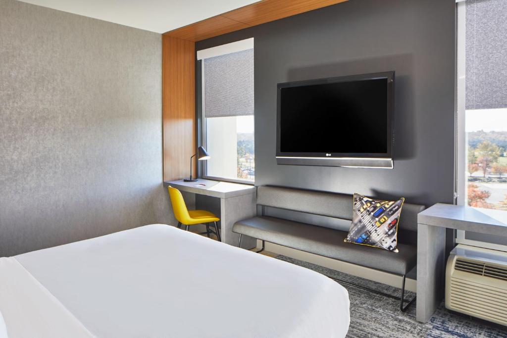 Aloft Guest room 1 King