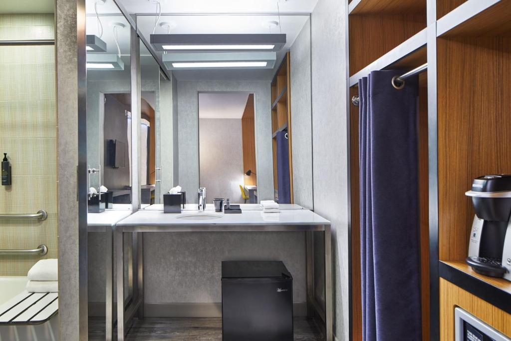 Aloft Guest room 1 King