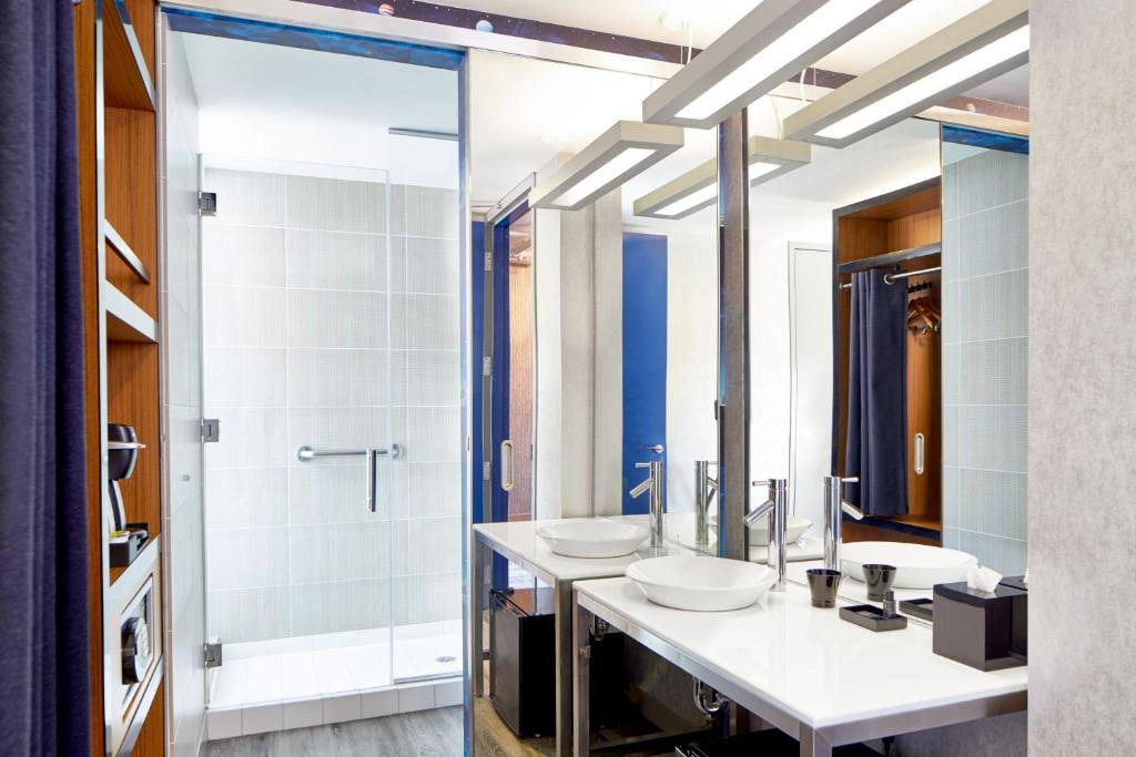 Aloft Guest room 1 King