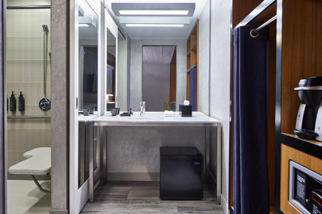 Aloft Guest room 2 Queen