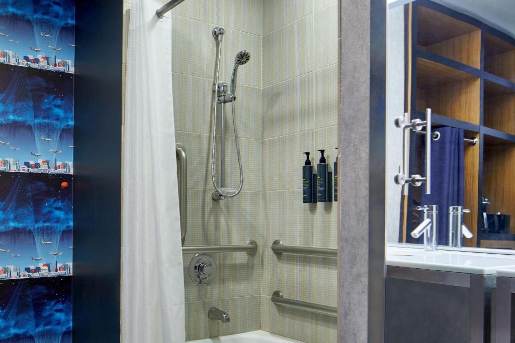 King Room with Adapted Tub – Mobility and Hearing Accessible