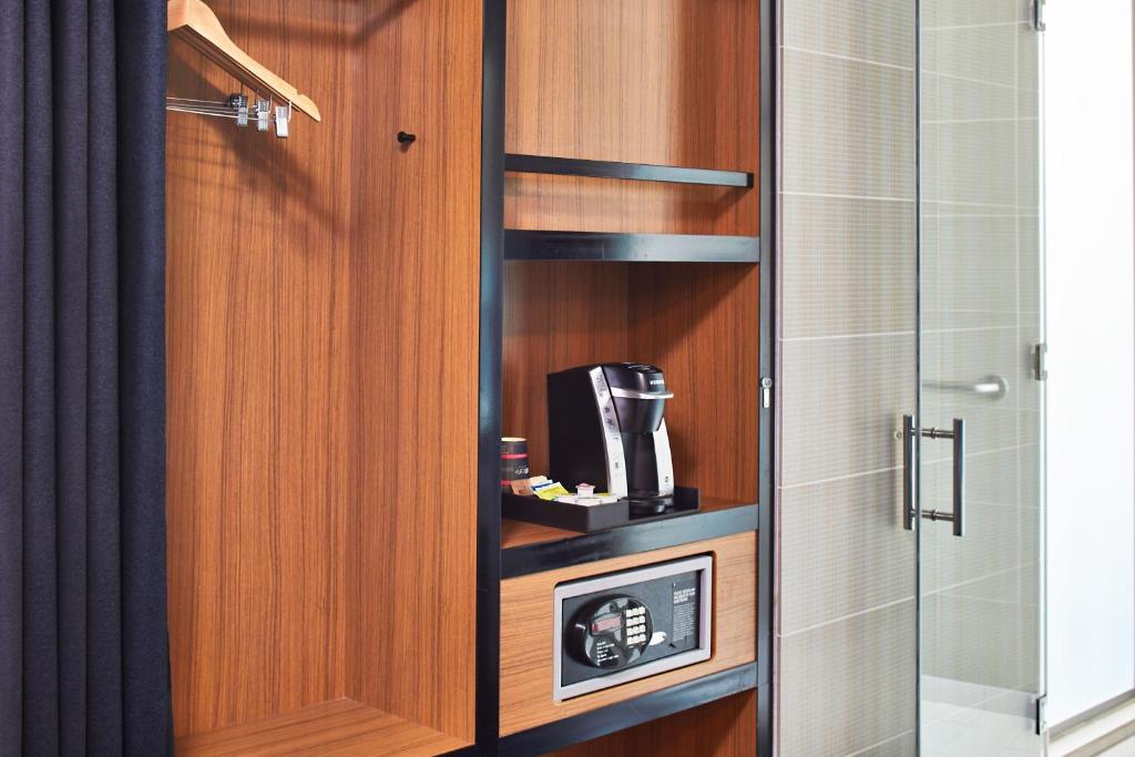 King Room with Adapted Tub – Mobility and Hearing Accessible