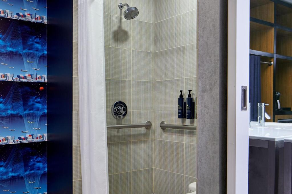 Queen Room with Two Queen Beds and Adapted Tub – Mobility and Hearing Accessible