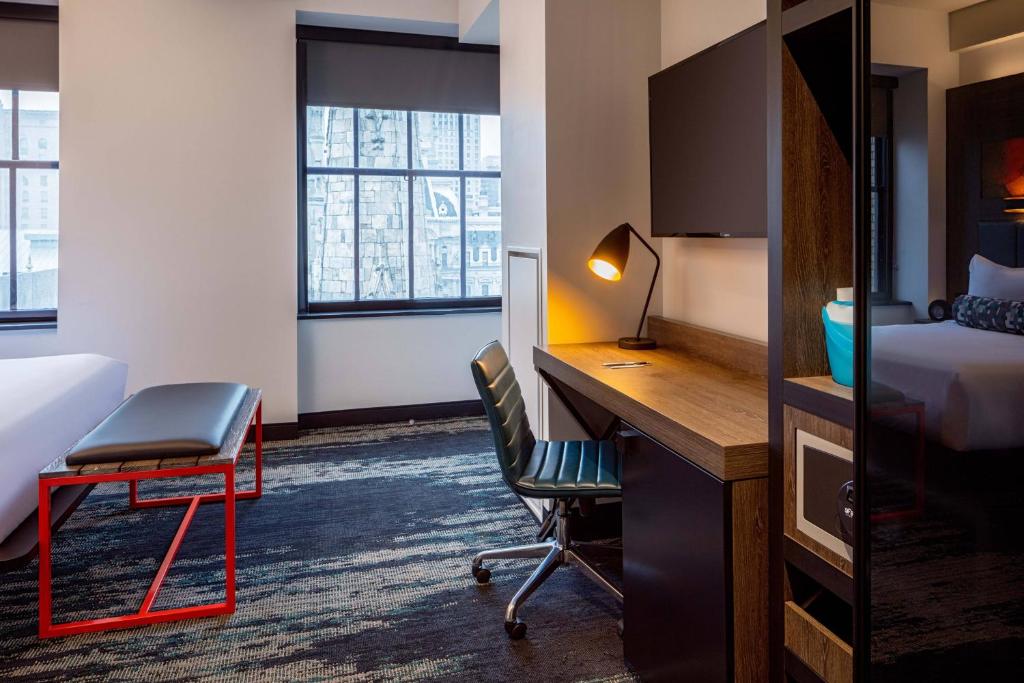 Corner King Room with City View