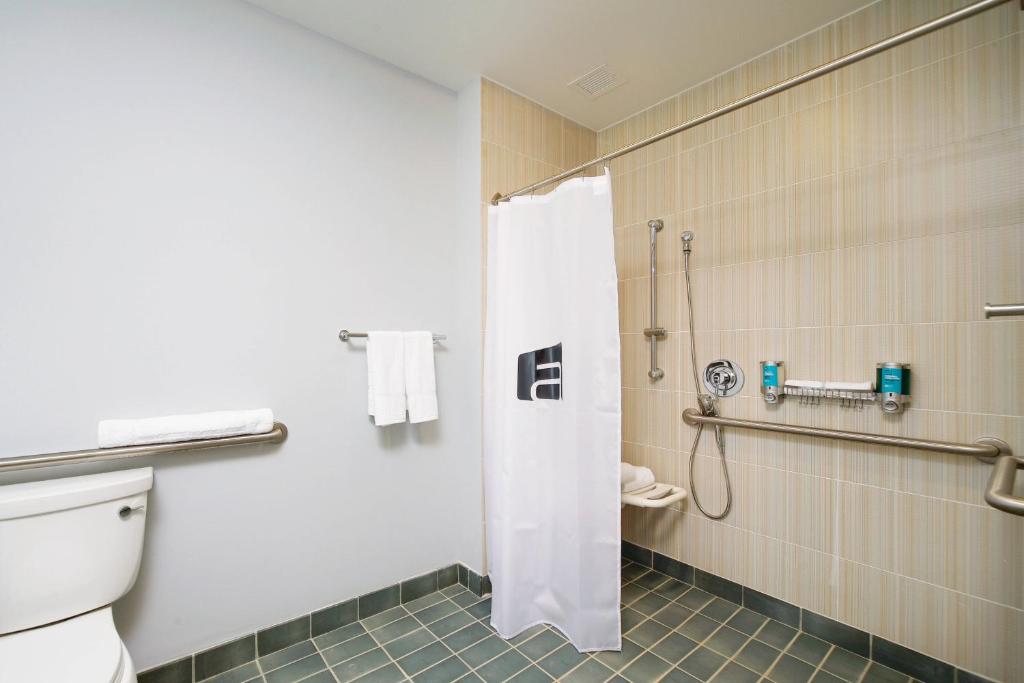 King Room with Roll-in Shower – Mobility and Hearing Accessible