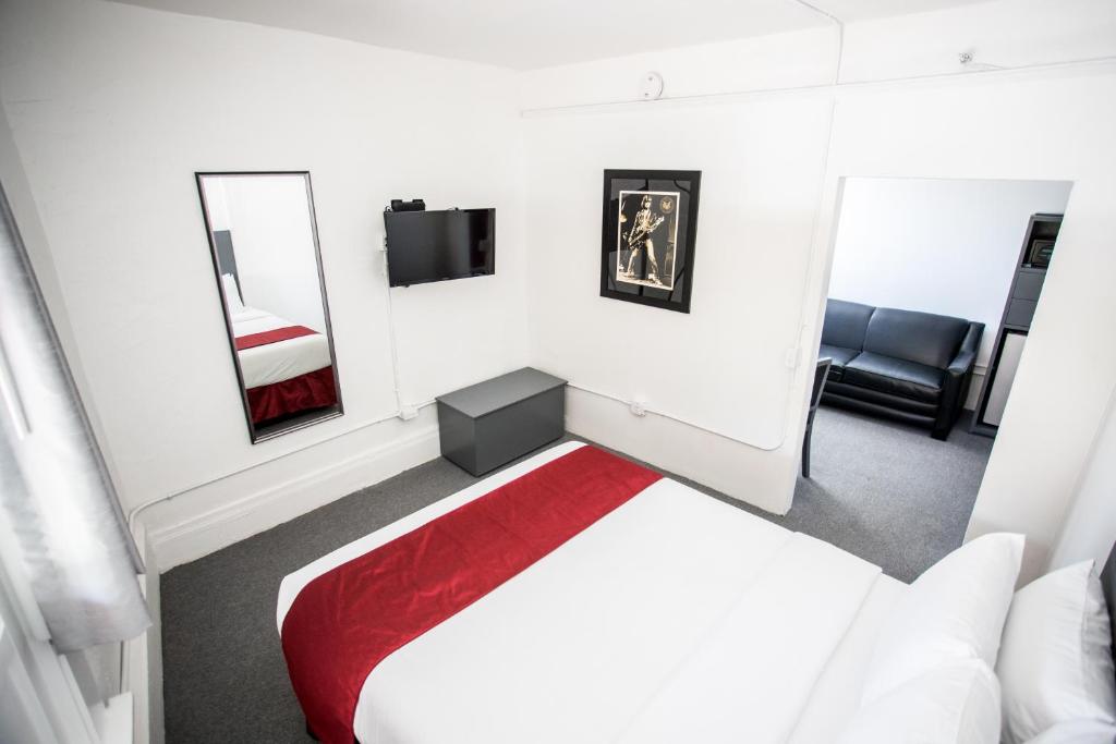 One-Bedroom Suite with Shared Bath