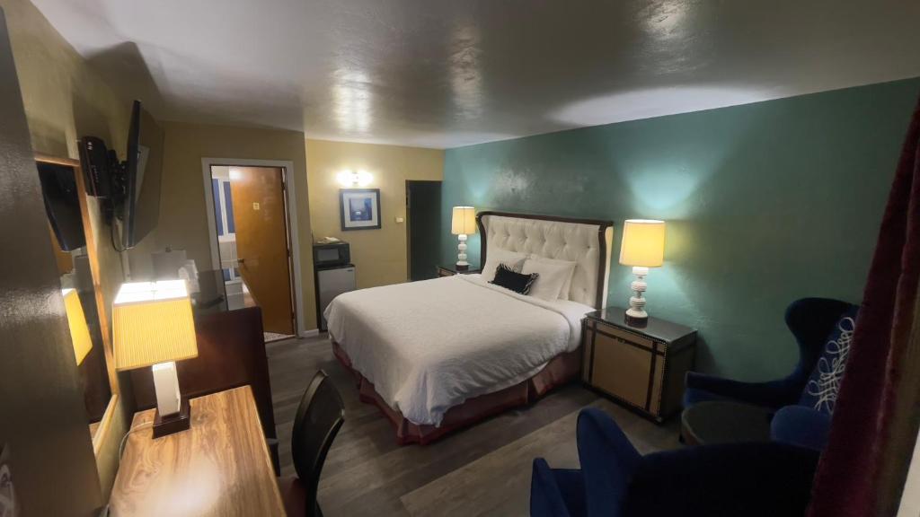 Family Room with Mountain View