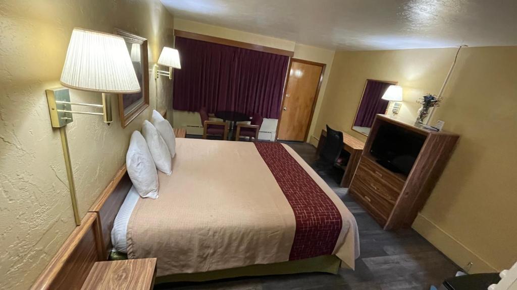 Family Room with Mountain View