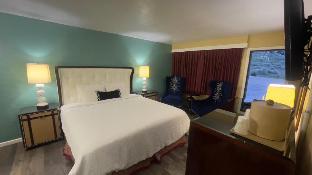 Family Room with Mountain View