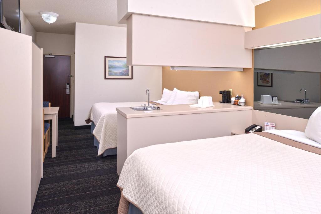 Deluxe Queen Suite with Two Queen Beds – Non-Smoking