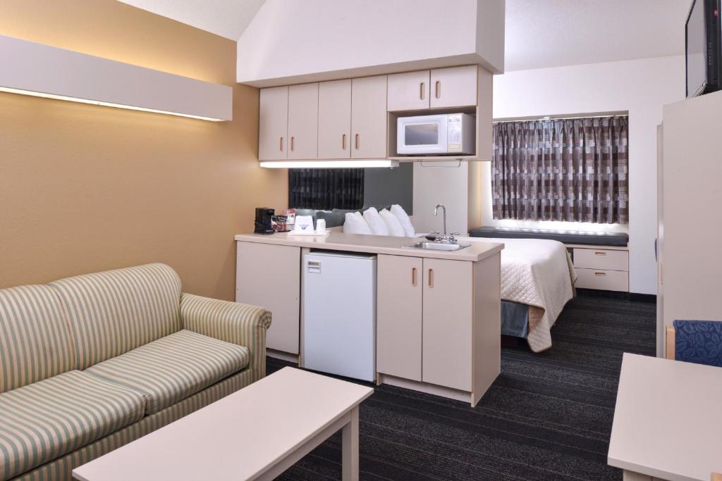 King Suite – Non-Smoking