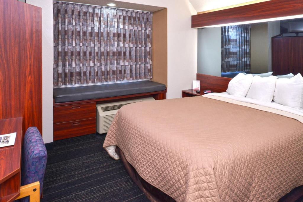 Queen Room – Disability Access – Non-Smoking