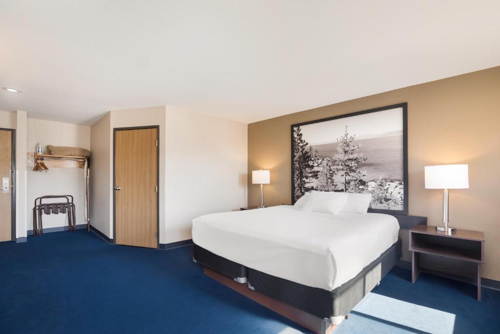 King Suite – Non-Smoking