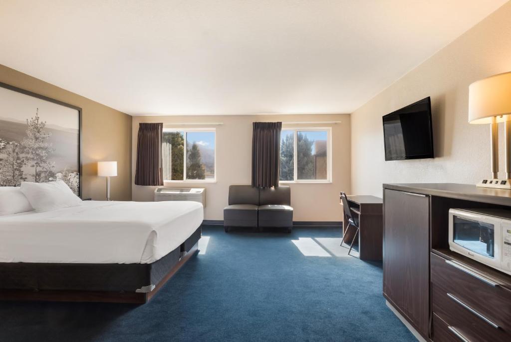 King Suite – Non-Smoking