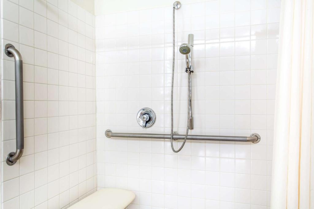 Queen Room – Disability Access – Non-Smoking