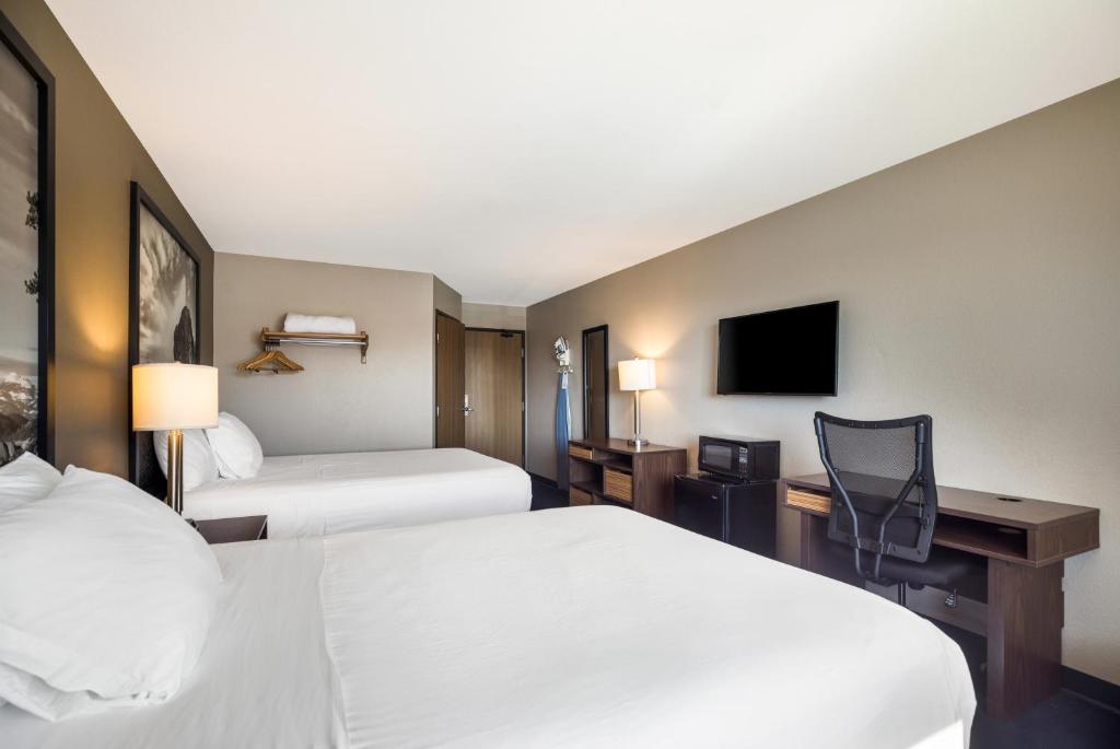 Queen Room with Two Queen Beds – Non-Smoking