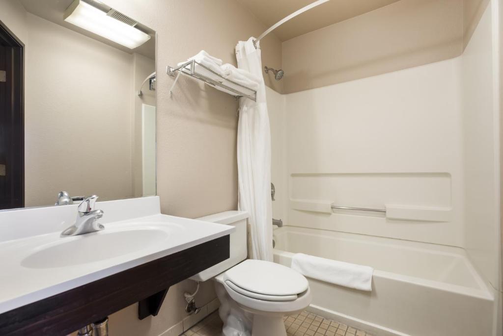 Queen Room with Two Queen Beds – Non-Smoking