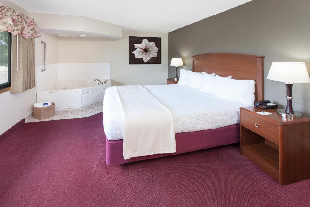 One-Bedroom King Suite – Non-Smoking