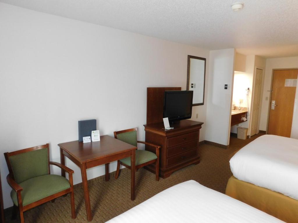 Queen Room with Two Queen Beds – Mobility AccessNon-Smoking