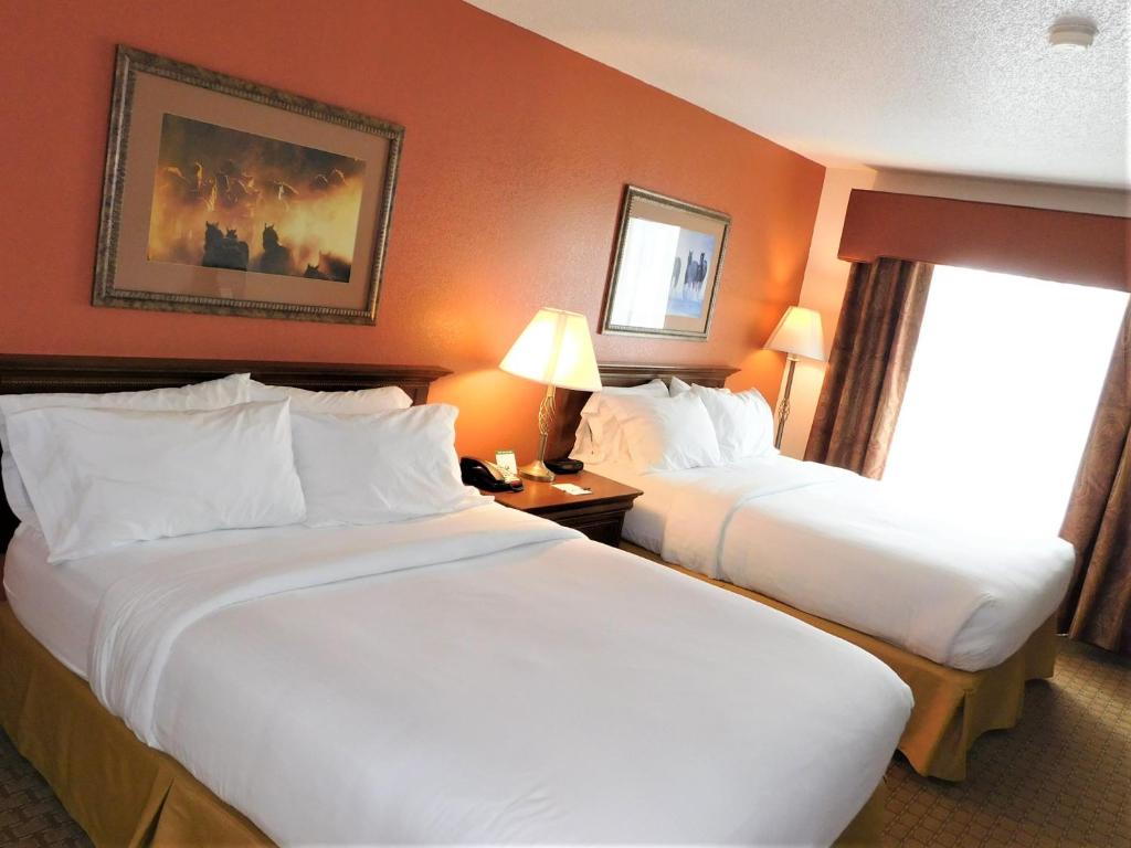 Queen Room with Two Queen Beds – Non-Smoking