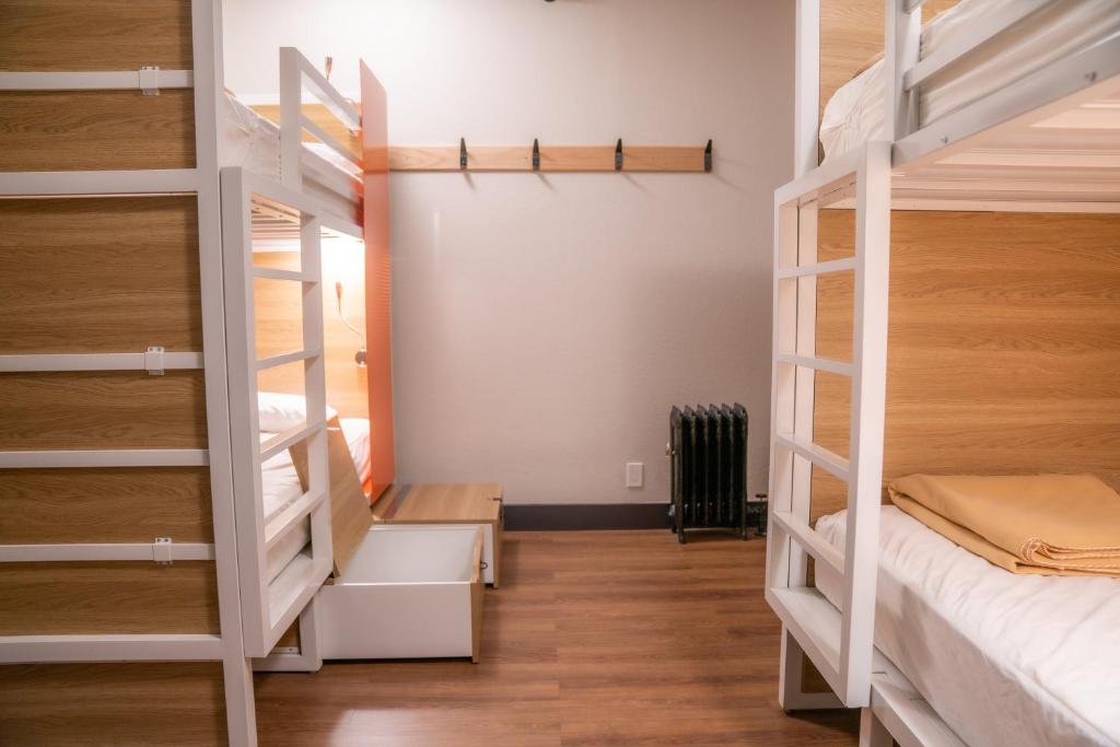 Bed in 4-Bed Mixed Dormitory Room – Private Bathroom