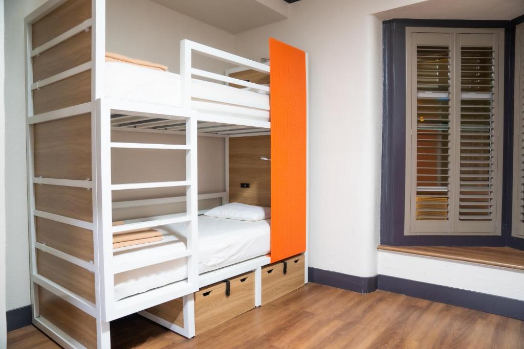 Bed in 4-Bed Mixed Dormitory Room – Private Bathroom