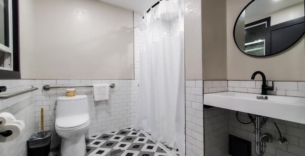 Bed in 4-Bed Mixed Dormitory Room – Private Bathroom