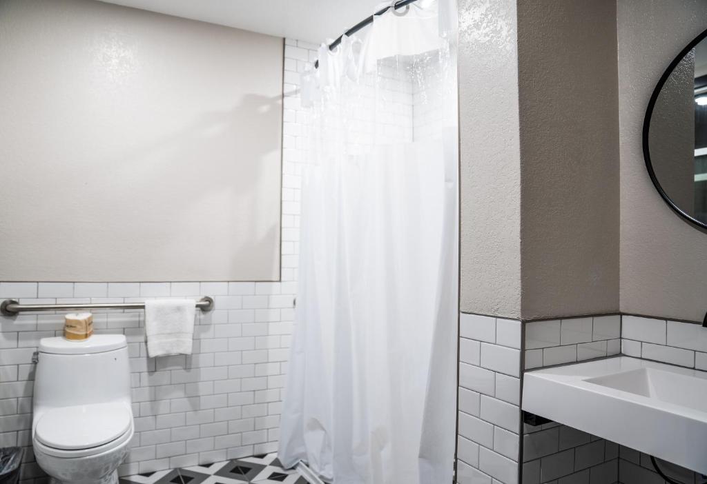 Bed in 4-Bed Mixed Dormitory Room – Private Bathroom