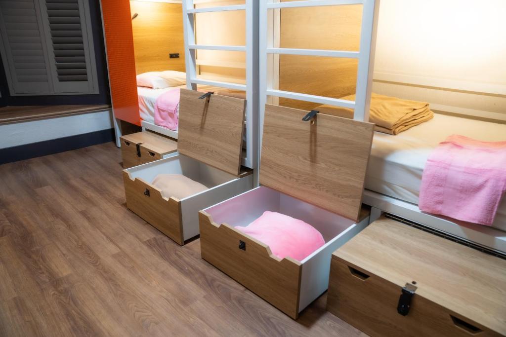 Bed in 6-Bed Female Dormitory Room – Private Bathroom