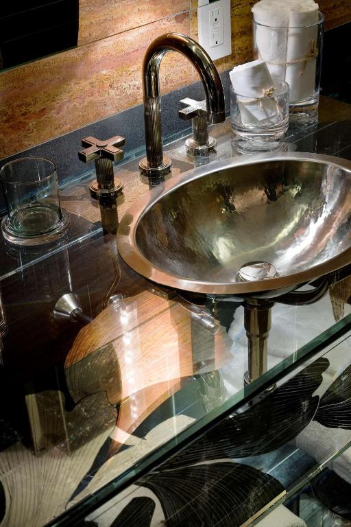 King Room with Accessible Shower – Disability Access