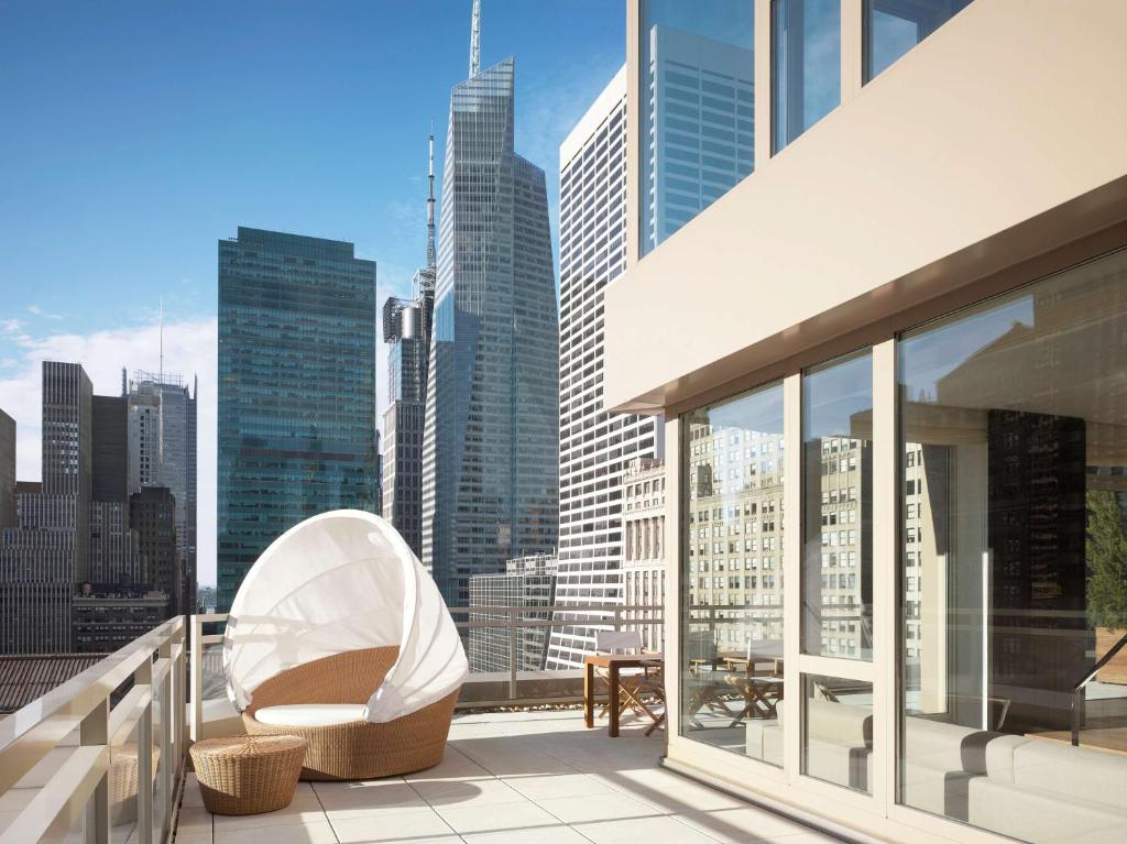 Suite with Street View